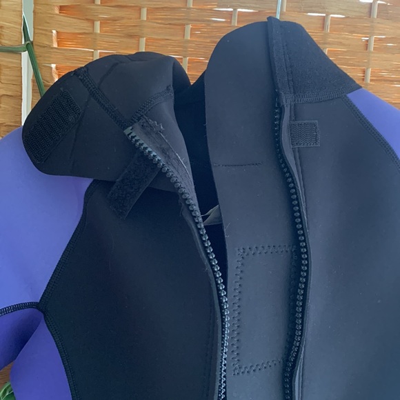 Mountain warehouse - shorty wetsuit 2.5/2mm - size US 4-6 - never been worn - Picture 5 of 6